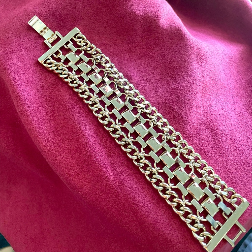 Thick heavy chain bracelet gold color. STUNNING